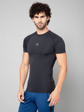 MINIMAL BUZZ LOGO DETAIL-COMPRESSION HALF SLEEVE T-SHIRT-BLACK